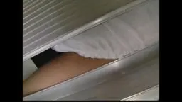 脚立に登ったOLさんの無防備パンチラショット２