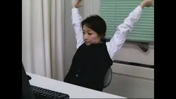 社内撮影美人OLのデスク下に男性社員が共謀しパンチラ映像を撮りまくった集団撮影総集編２