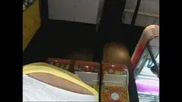 ガチャガチャで戯れる女達のパンチラ撮影