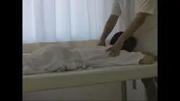 エロ整体師のイキ過ぎたサービスマッサージ風景撮影