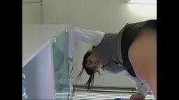 脚立に登ったOLさんの無防備なスカートの中撮影4