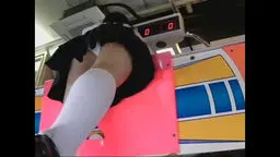 白パンをちらつかせながらエアホッケーに夢中になってる女子校生達撮影