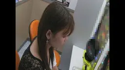 パチンコに熱中しすぎてお股が緩くなった熟女達のパンチラ撮影 2